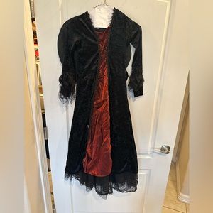 In character Gothic Vampiress Elite Girl's Halloween cosplay Costume size 8